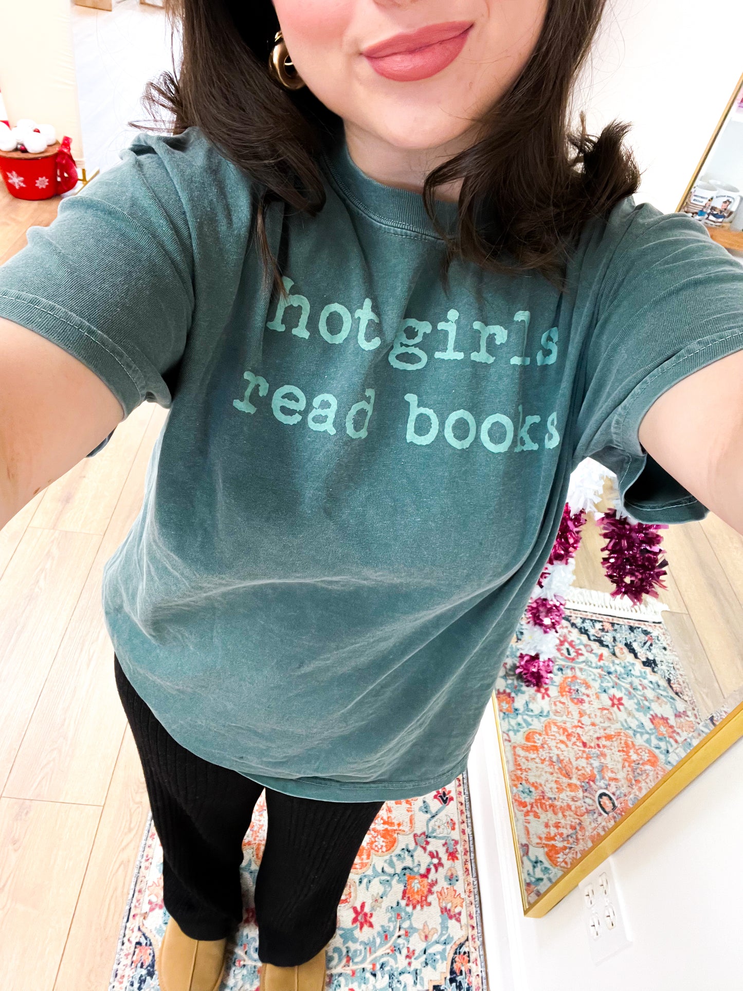 hot girls read tee